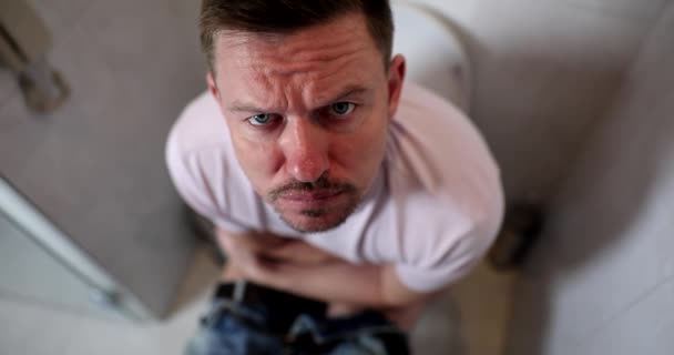 Hombre Esfuerza Inodoro Diarrea Estreñimiento Hemorroides Estreñimiento Adultos Causas Diagnóstico — Vídeos de Stock