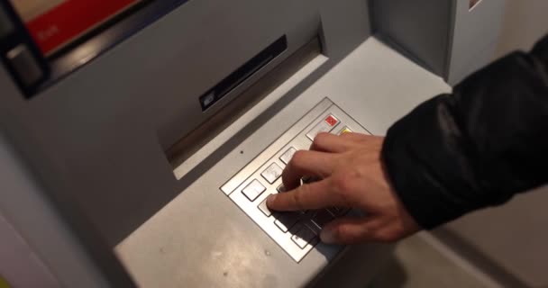 Persona Utiliza Cajero Automático Retirar Dinero Servicios Servicios Bancarios Cajeros — Vídeo de stock