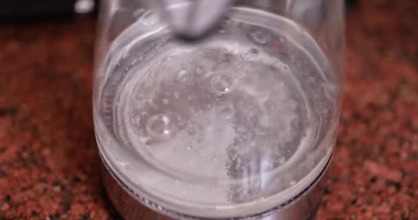 Closeup Água Fervente Chaleira Elétrica Transparente Água Fervente Chaleira — Vídeo de Stock