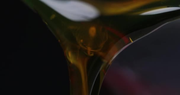 Caramello Liquido Burro Versano Fondo Nero Fluido Lubrificante Olio Automobilistico — Video Stock