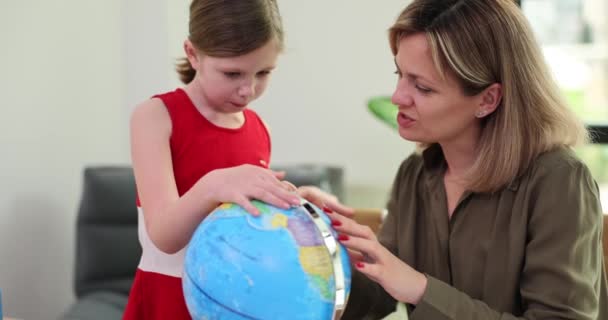 Madre Figlia Che Fanno Compiti Geografia Con Globo Scegliere Viaggio — Video Stock
