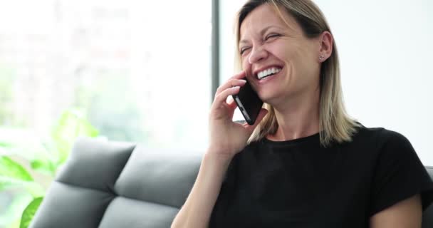 Jovencita Sonriente Riendo Hablando Por Teléfono Inteligente Mujer Encantadora Sin — Vídeos de Stock