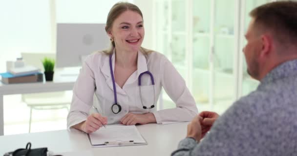 Amistosa Doctora Atractiva Hablando Con Paciente Masculino Médico General Que — Vídeo de stock