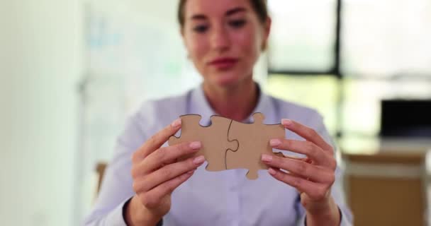 Vrouwelijke Handen Die Twee Puzzelstukjes Van Dichtbij Vasthouden Teamwork Eenwording — Stockvideo