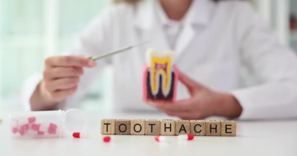 Dişçi Diş Implantı Üzerinde Çalışıyor Diş Hapları Için Reçete Yazıyor — Stok video