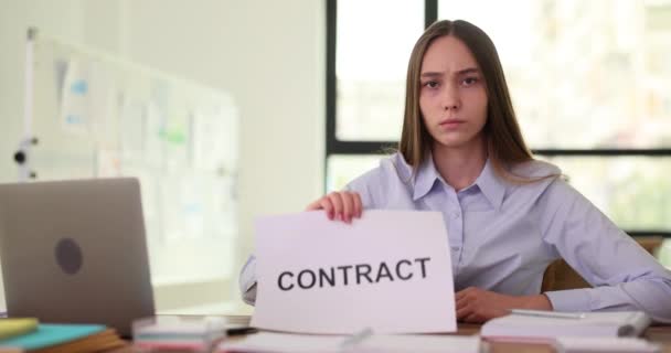厳格な女性学生インターンは オフィスのクローズアップで手元に紙の文書に関する契約を保持しています インタビュー — ストック動画