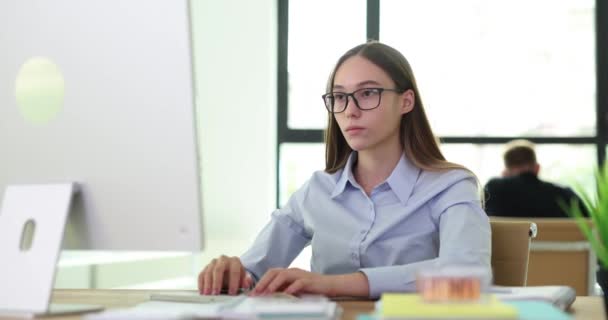 驚いたビジネスマンは インターネットコンピュータで信じられないほどの壊れたニュースを読むことに驚いた オフィスでメガネを外した気分で驚いた女性 — ストック動画