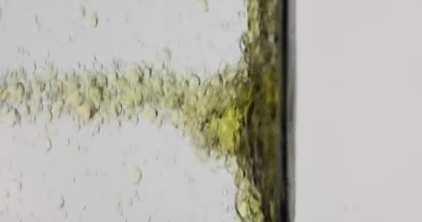 油性イエロー液滴のスピンドロップ 透明な泡を回転させ 飛ぶガラス ゼリーの球垂直ビデオ — ストック動画