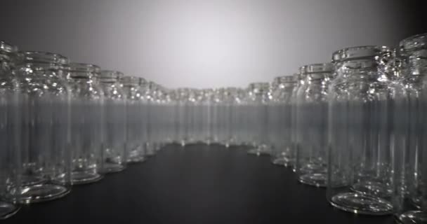 Veel Glazen Injectieflacons Laboratoriumapparatuur Voor Het Toedienen Van Vloeistofmonsters Glaswerk — Stockvideo