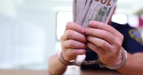 Korrupte Polizisten Handschellen Halten Dollars Der Hand Polizist Festgenommen — Stockvideo