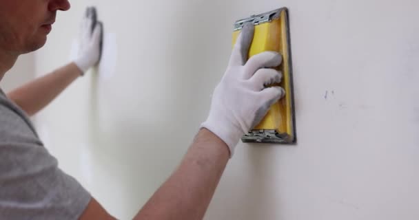 人的手在抹灰后的砂墙 粉刷或粉刷白色墙壁的画家 — 图库视频影像