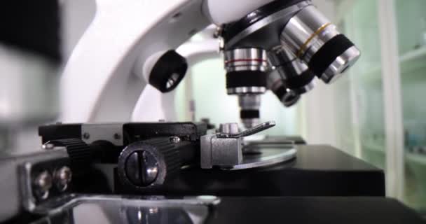 Μικροσκόπιο Και Εργαστηριακό Όργανο Για Μεγέθυνση Στοιχείο Μεγιστοποίησης Για Βιολογική — Αρχείο Βίντεο