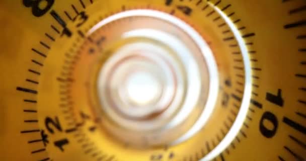 Супер Макросхема Вимірювальної Стрічки Рулоні Жовта Мірна Стрічка Зсередини — стокове відео