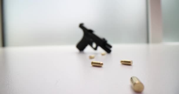 Pistola Ouro Balas Pistola Preta Fundo Branco Autorização Armas — Vídeo de Stock