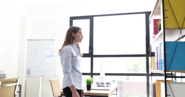 Cansada Mujer Asustada Decepcionada Camina Lugar Trabajo Oficina Emociones Negativas — Vídeos de Stock