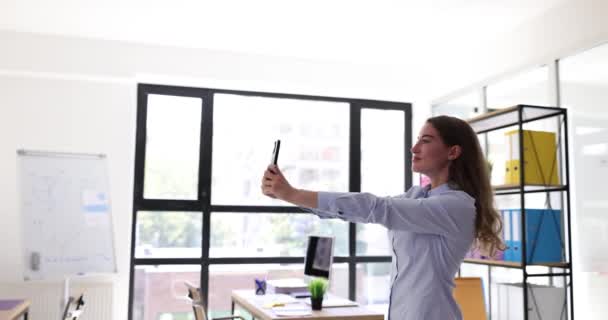 Genç Kadını Ofiste Dönerken Gülümserken Akıllı Telefondan Selfie Çekiyor Pozitif — Stok video