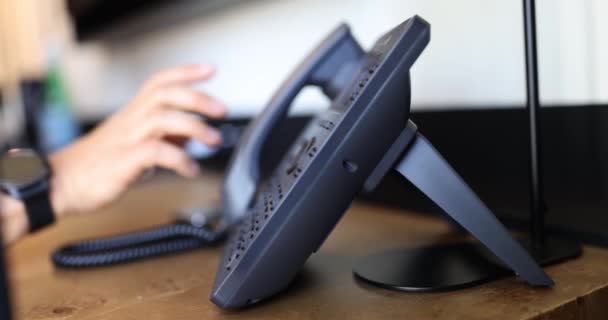 Mand Hånd Ringer Digitale Telefon Knapper Besvarer Telefonopkald Kontoret – Stock-video