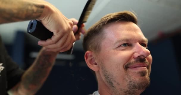 Friseur Schneidet Haare Eines Positiven Jungen Mannes Mit Trimmer Und — Stockvideo
