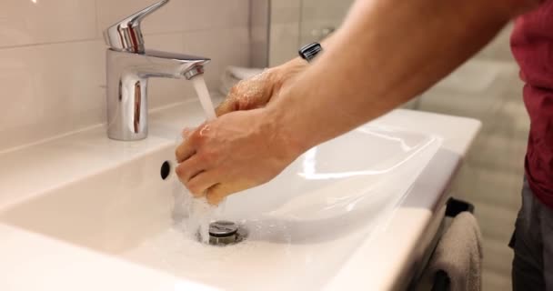 Jovem Coloca Mãos Sob Água Corrente Torneira Limpa Pele Banheiro — Vídeo de Stock