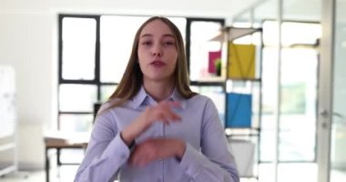 İş kadını yürür ve kamera ve iş eğitimine bakar. Antrenör konuşuyor, sunum yapıyor, servis satıyor.