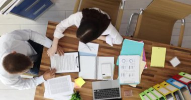 Menajer, en üst mertebedeki ofiste imza atması için uzmanlara sözleşme veriyor. Stajyerlik işi ve iş anlaşması