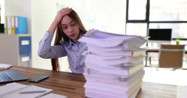 Smutny Bizneswoman Stażystka Patrząc Duży Stos Folderów Dokumentami Miejscu Pracy — Wideo stockowe