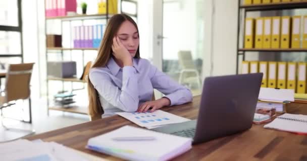 Mujer Negocios Letárgica Queda Dormida Mientras Está Sentada Escritorio Junto — Vídeos de Stock