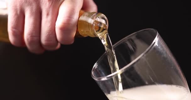 Man Giet Schuimig Bier Uit Fles Glas Concept Voor Bier — Stockvideo