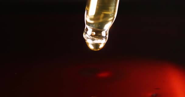 Líquido Amarillo Anaranjado Transparente Gotea Pipeta Haciendo Concepto Jarabes Medicinales — Vídeo de stock