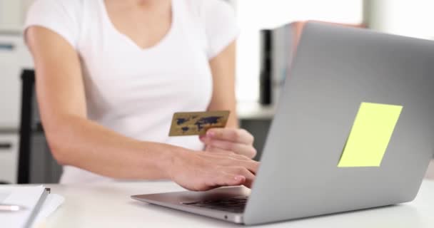 Kobieta Płaci Kartą Kredytową Zakupy Internecie Pokazuje Kciuki Górę Gest — Wideo stockowe