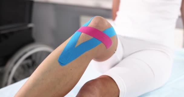 Frauenbein Mit Kniegelenksverletzung Mit Kinesiotape Diagnose Von Knieverletzungen Und Präventionskonzept — Stockvideo