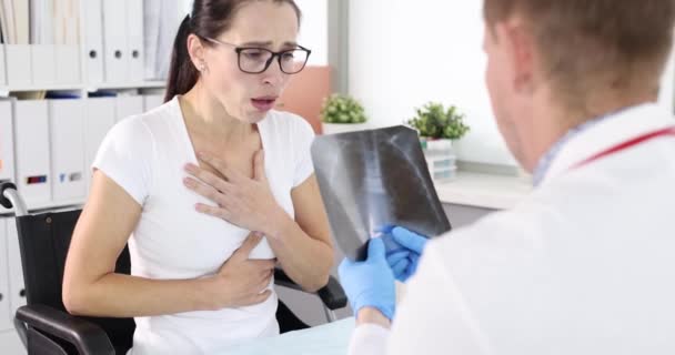 Pacjent Kaszlem Pasuje Wizytę Lekarza Prześwietleniem Zapalenie Płuc Koncepcja Astmy — Wideo stockowe