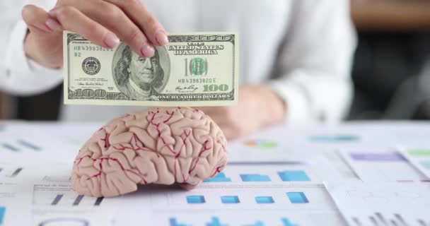 Kobieta Wkłada 100 Dolarów Ludzkiego Mózgu Wkłada Klepsydrę Stół Bliska — Wideo stockowe