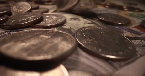 Monedas Plata Cayendo Billetes Dólar Primer Plano Película Cámara Lenta — Vídeos de Stock