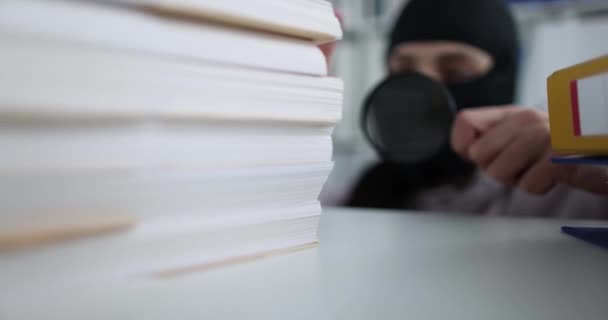 Κλέφτης Μαύρο Balaclava Ψάχνει Φακέλους Έγγραφα Χρησιμοποιώντας Μεγεθυντικό Φακό Ταινία — Αρχείο Βίντεο
