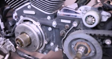 Kamera, motosiklet debriyaj sepeti 4K filmini kaldırıyor. Motosiklet konseptinin onarımı ve bakımı