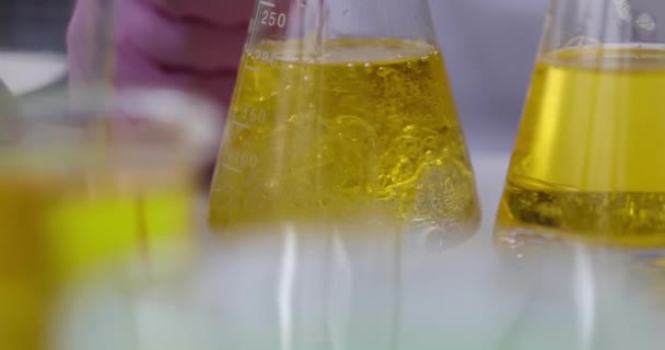 Scientifique Chimiste Verser Liquide Dans Une Fiole Avec Huile Moteur — Video