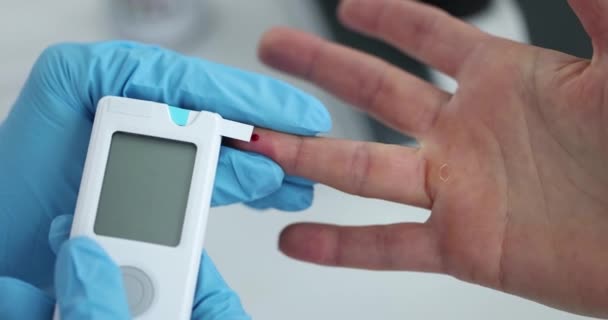 Dokter Sarung Tangan Karet Mengukur Pasien Darah Glukosa Menggunakan Closeup — Stok Video