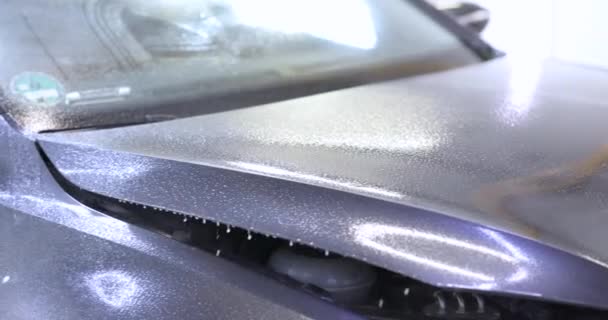 洗发水泡沫喷在汽车的车篷上 用于随后的清洗和清洗4K膜 汽车服务和保养概念 — 图库视频影像