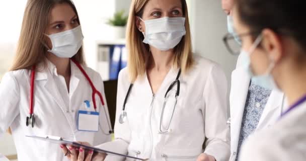 Groupe Médecins Portant Des Masques Médicaux Protection Discutant Examen Patient — Video