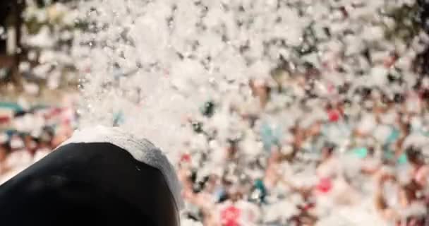 Havuz Başı Beyaz Köpük Fıskiyesi Bilardoyla Yapılan Eğlenceli Parti Kutlamaları — Stok video