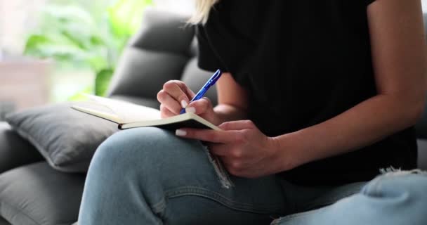 Podnikatelka Podnikatel Píše Týdenní Plány Černém Papírovém Notebooku Doma Dáma — Stock video