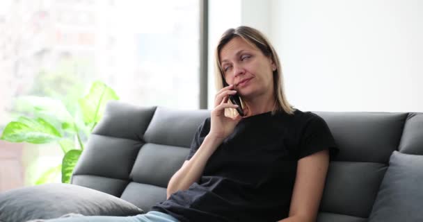 Vrouwelijke Ondernemer Met Geïrriteerde Expressie Luisteren Naar Partner Praten Smartphone — Stockvideo