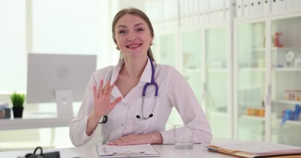 Bayan Hekim Hasta Hasta Muayenehanesine Sallıyor Kadın Doktor Hasta Ağır — Stok video