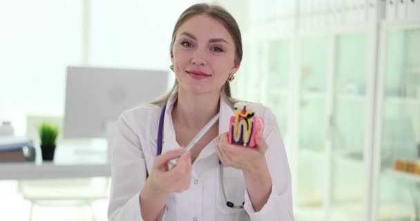 Kadın Dişçi Muayene Odasında Çürümüş Yapay Diş Örneği Gösteriyor Muayene — Stok video