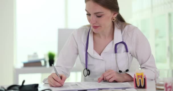 Médecin Spécialiste Femme Avec Stéthoscope Écrit Prescription Médicale Pour Patient — Video