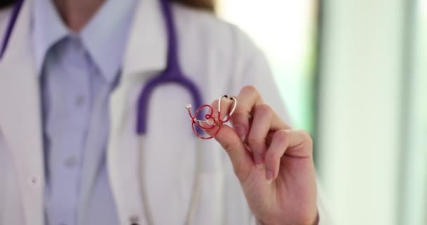 Жінка Медсестра Маленькою Червоною Шпилькою Значок Частоти Серцевих Скорочень Кардіолог — стокове відео