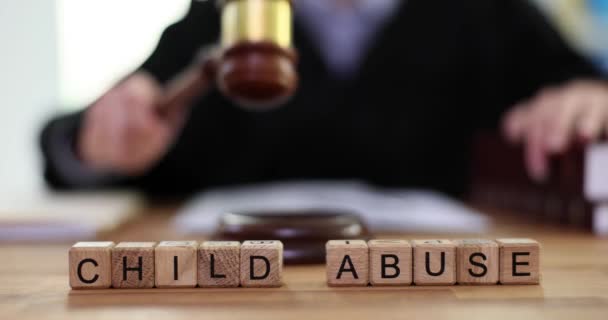 Mulher Traje Legal Batendo Martelo Testemunho Abuso Infantil Frase Abuso — Vídeo de Stock