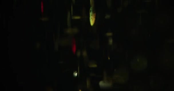 Fragmenty Zlatého Třpytu Dopadající Černé Pozadí Tapety Ateliéru Koncept Fólie — Stock video