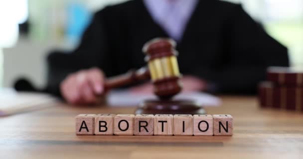 Aborto Palavra Pilha Blocos Contra Juiz Segurando Martelo Tribunal Segundo — Vídeo de Stock